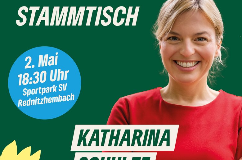 Das Bild ist ein Werbeplakat für eine politische Veranstaltung. Im oberen Bereich steht in großen weißen Lettern "SCHULZES STAMMTISCH" auf einem grünen Hintergrund. Rechts oben ist "GRÜNE ROTH" zu sehen, was für die politische Partei steht. Darunter sind die Details der Veranstaltung zu lesen: "2. Mai 18:30 Uhr Sportpark SV Rednitzhembach". Im unteren Bereich des Plakats ist eine freundlich lächelnde Frau mit blonden Haaren und einem roten Oberteil zu sehen, die ihre Arme verschränkt hat. Ihr Name, "KATHARINA SCHULZE", und ihr Titel, "FRAKTIONSVORSITZENDE DER GRÜNEN IM LANDTAG", sind darunter in weißen Blockbuchstaben angegeben. Unten links ist das stilisierte Bild einer gelben Blume, ein Symbol, das häufig von der Partei "Die Grünen" verwendet wird. Das Layout ist klar und aufmerksamkeitsstark, mit einem Fokus auf die Person und die Veranstaltungsinformationen.